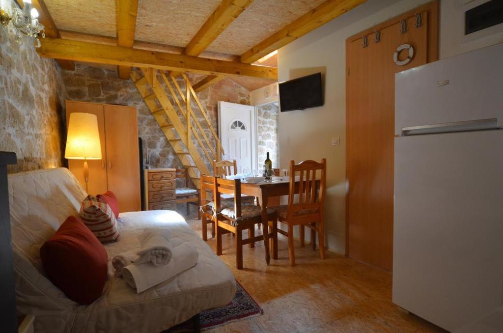 Studio Apartment La Maison De Catherine 罗维尼 外观 照片