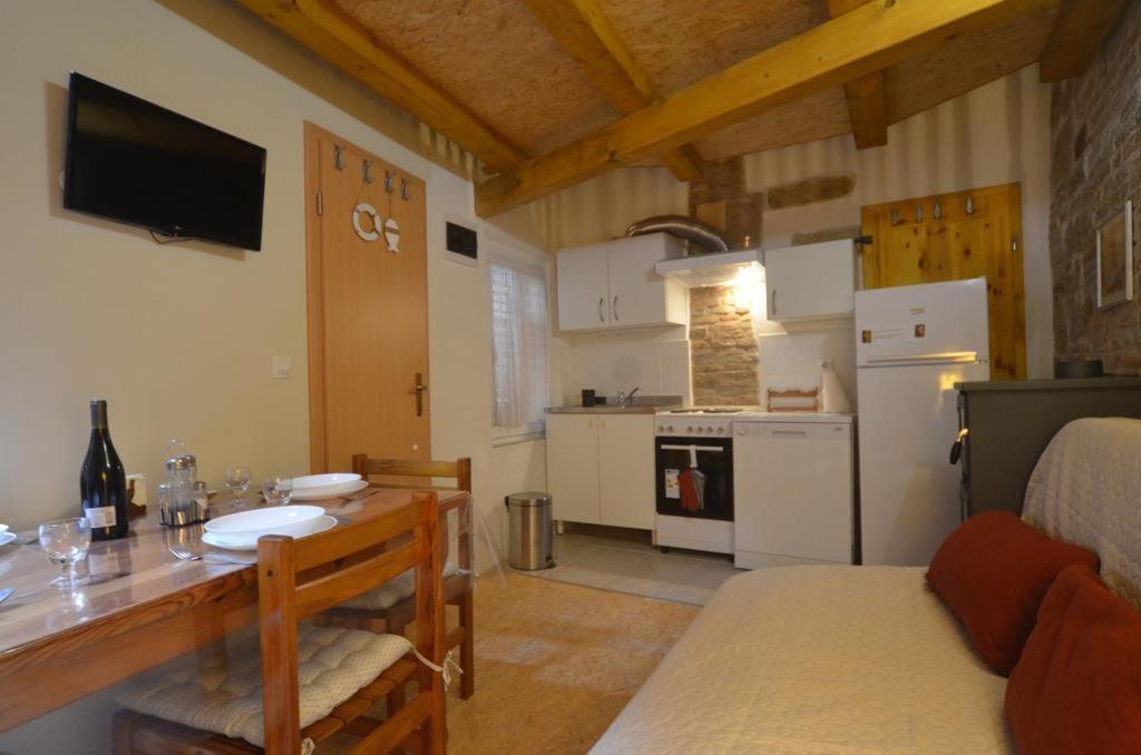 Studio Apartment La Maison De Catherine 罗维尼 外观 照片
