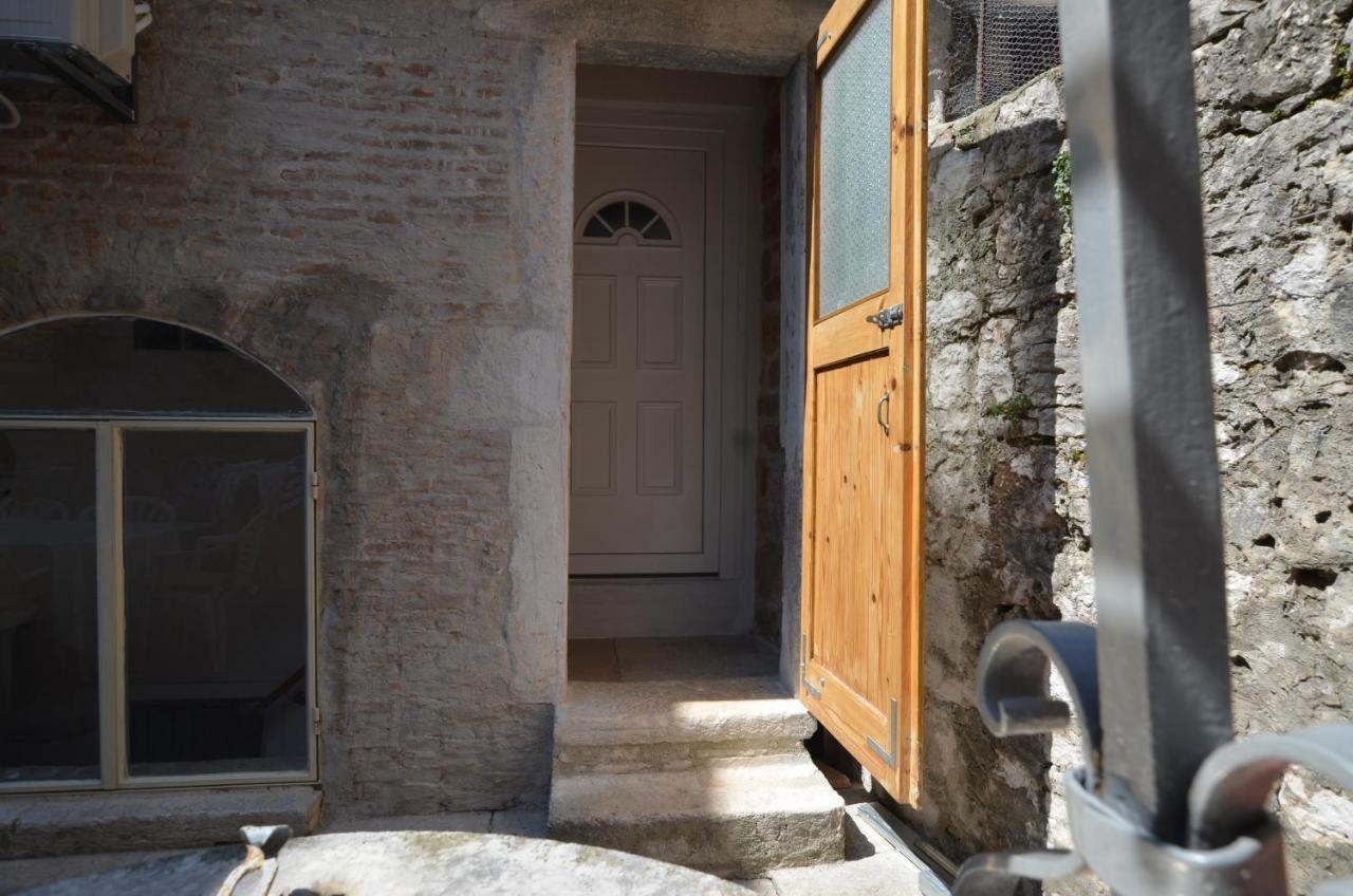 Studio Apartment La Maison De Catherine 罗维尼 外观 照片