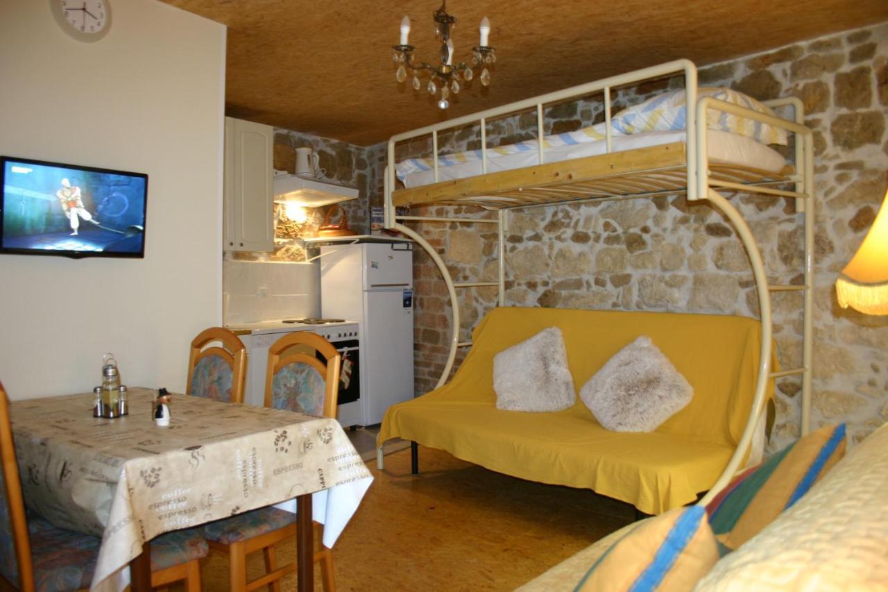 Studio Apartment La Maison De Catherine 罗维尼 外观 照片