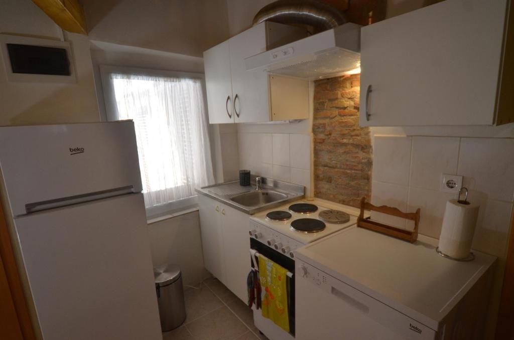 Studio Apartment La Maison De Catherine 罗维尼 外观 照片