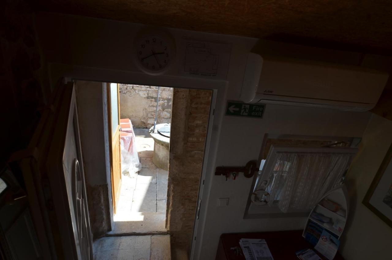Studio Apartment La Maison De Catherine 罗维尼 外观 照片