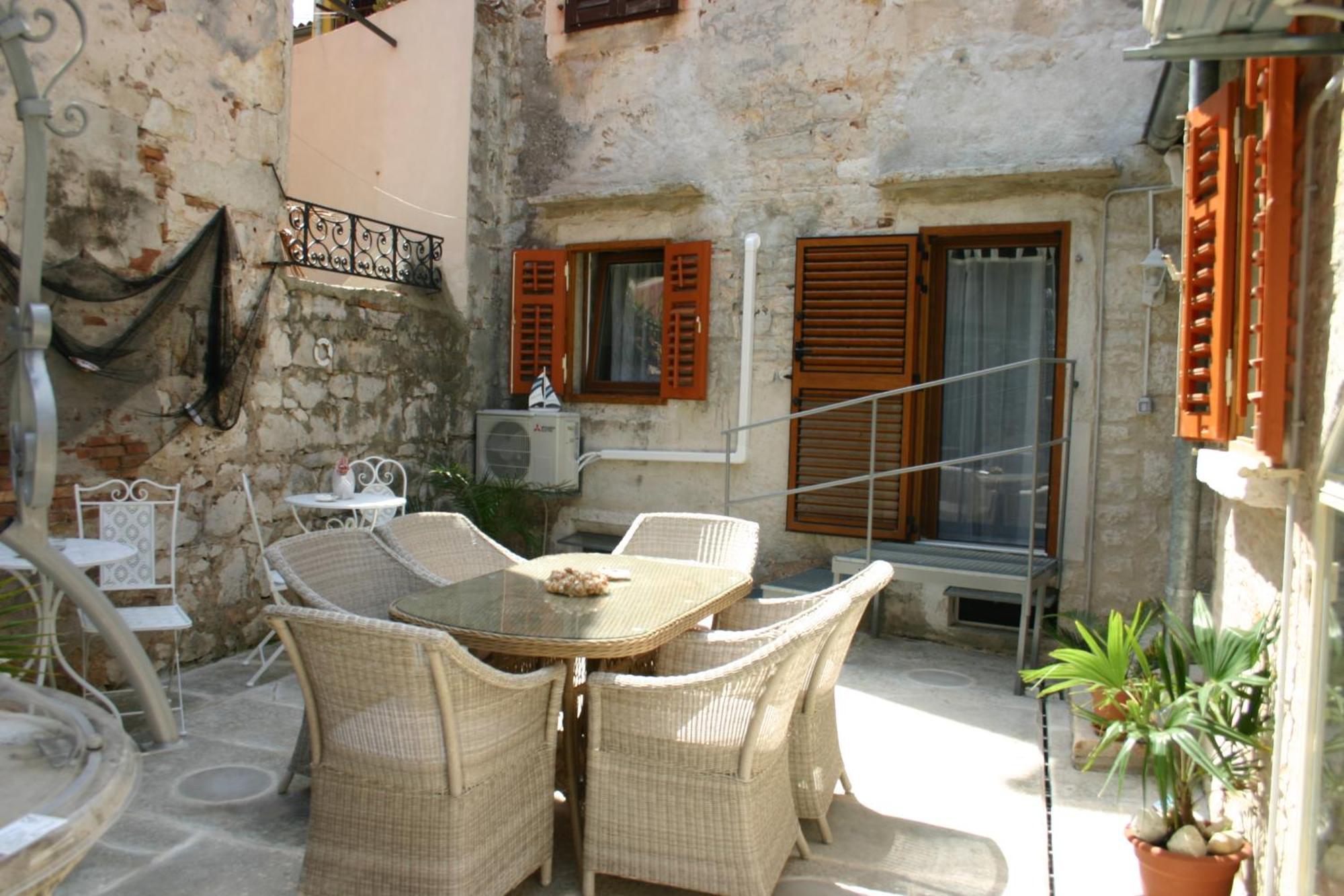 Studio Apartment La Maison De Catherine 罗维尼 外观 照片