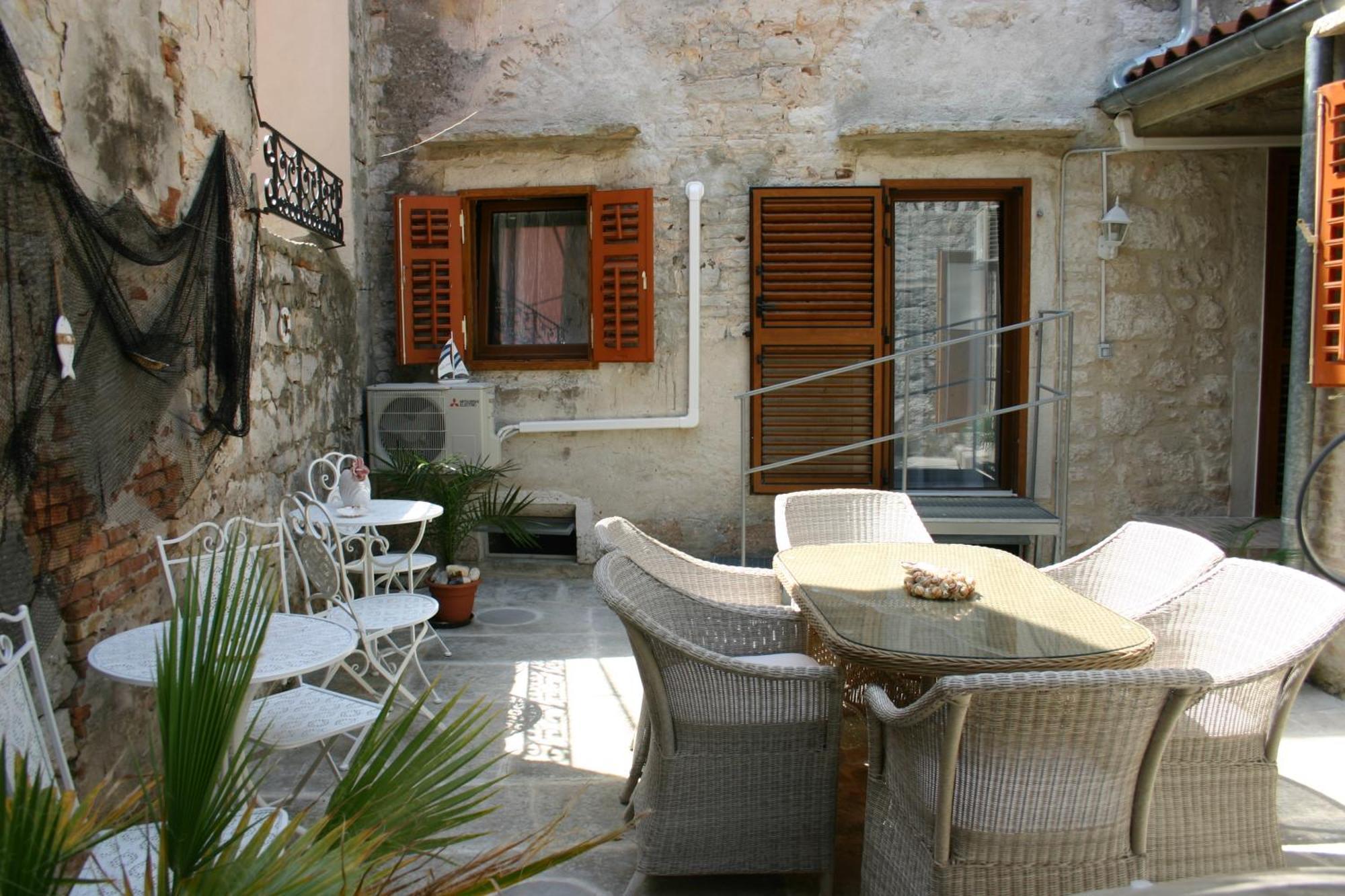 Studio Apartment La Maison De Catherine 罗维尼 外观 照片