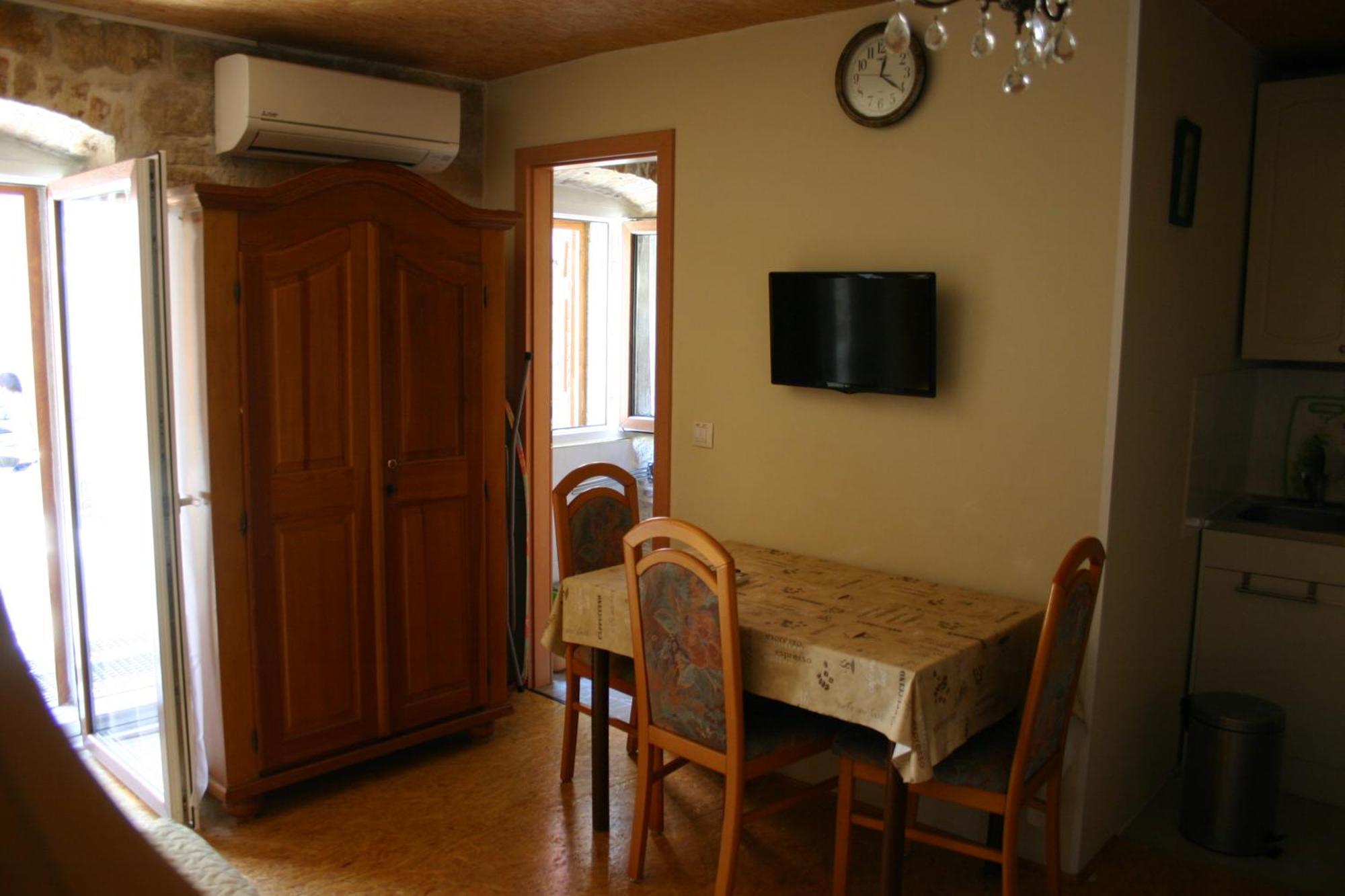 Studio Apartment La Maison De Catherine 罗维尼 外观 照片