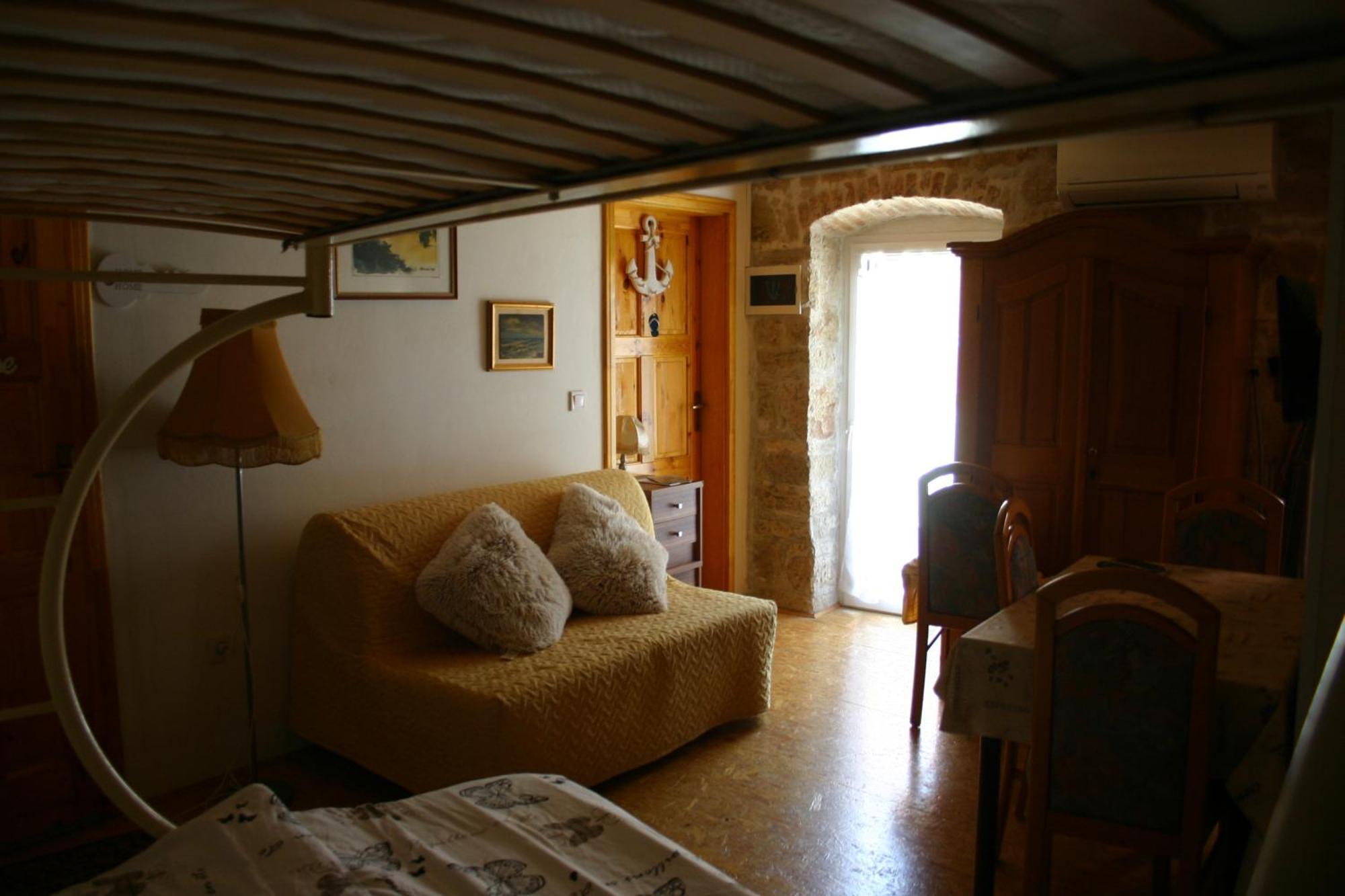 Studio Apartment La Maison De Catherine 罗维尼 外观 照片