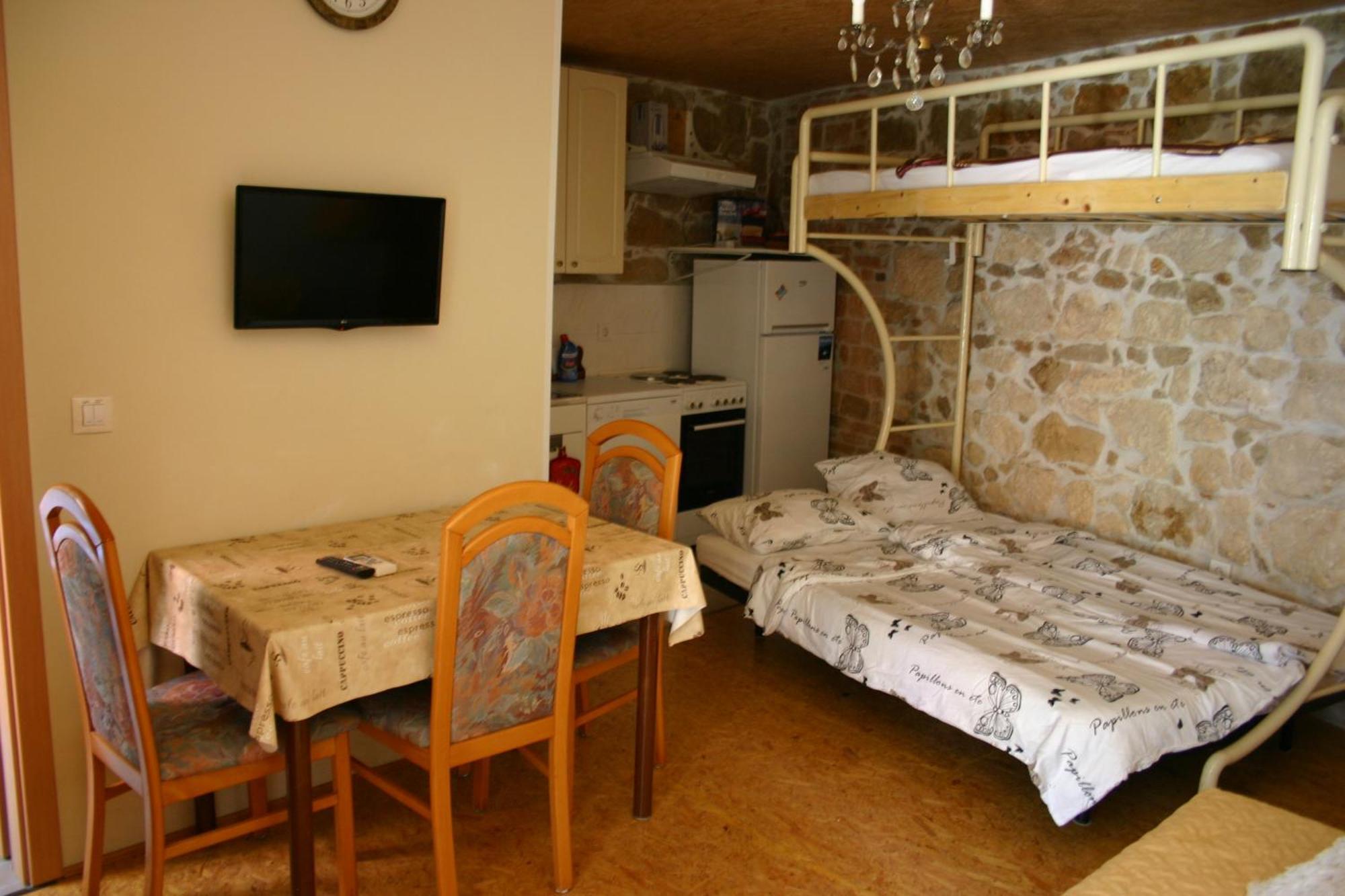 Studio Apartment La Maison De Catherine 罗维尼 外观 照片