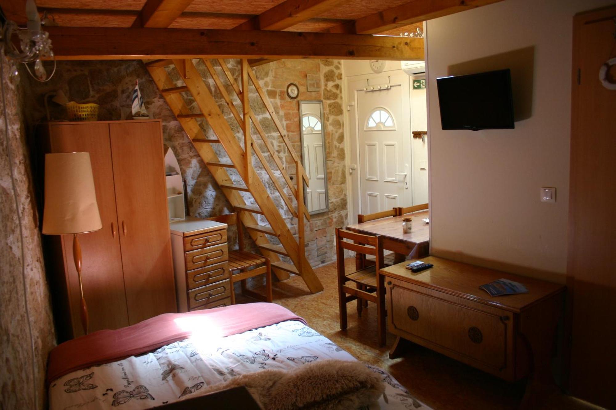 Studio Apartment La Maison De Catherine 罗维尼 外观 照片