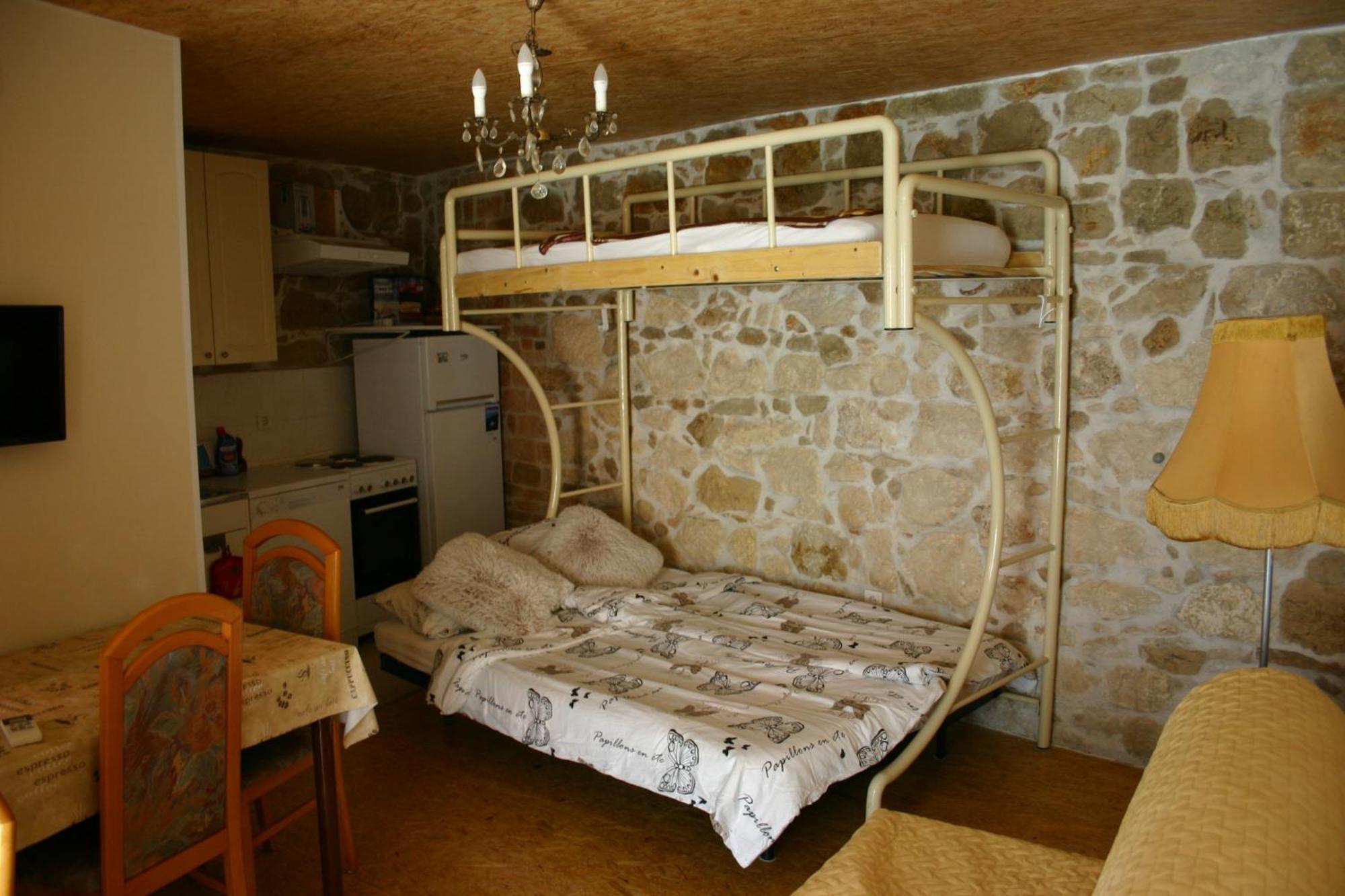 Studio Apartment La Maison De Catherine 罗维尼 外观 照片